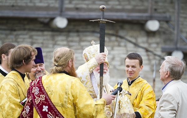 Анатолий Кирпичников переживает, что реплика меча Довмонта до сих пор не предъявлена верующим