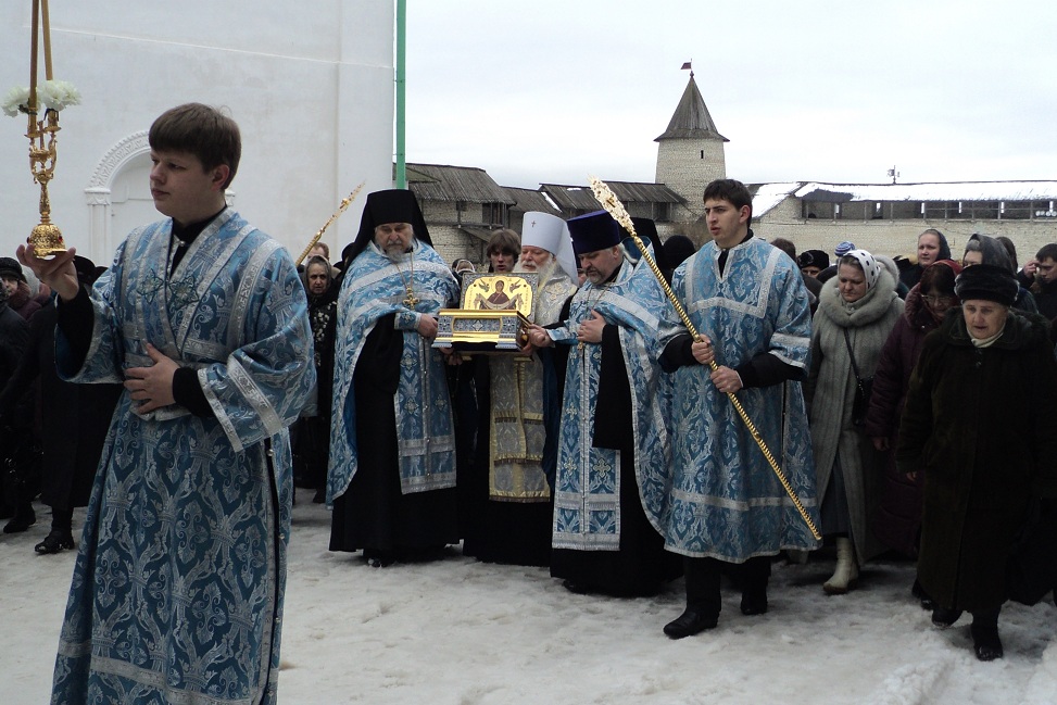 Великая православная святыня - частица Покрова Пресвятой Богородицы доставлена в Псков