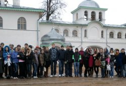 Учащиеся Погранично-таможенно-правового лицея города Пскова в Крыпецком монастыре 8 апреля 2011 года