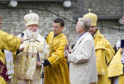 Передача реплики меча князя Довмонта 24 июля 2011 года