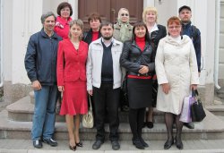 Сотрудники и экскурсоводы ЕПЦ Вертоград у дома Масcона 31 мая 2012 года