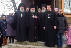 Епископ Великолукский и Невельский Сергий в храме Рождества Христова города Новоржева, 1 марта 2015 года