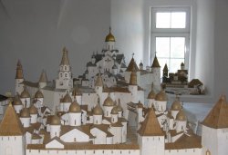 Большой макет Псковского кремля, храмы и башни кремля (ещё в монохромном варианте) на макетном столе подготовлены к приезду Г.Я. Мокеева, 13 июня 2009 года